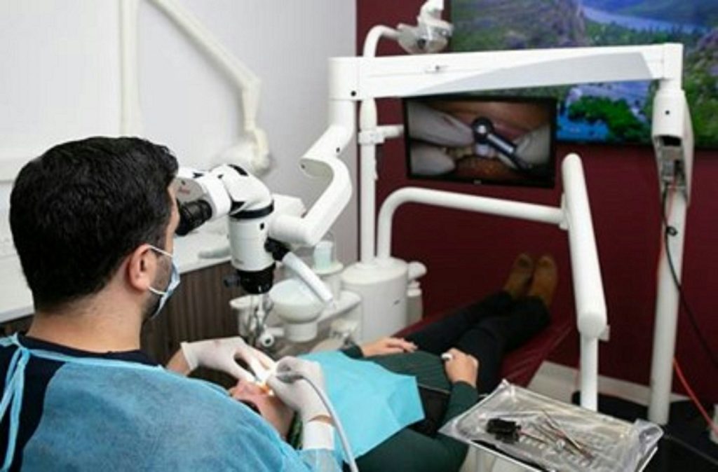 Zobozdravnik med endodontskim zdravljenjem z mikroskopom